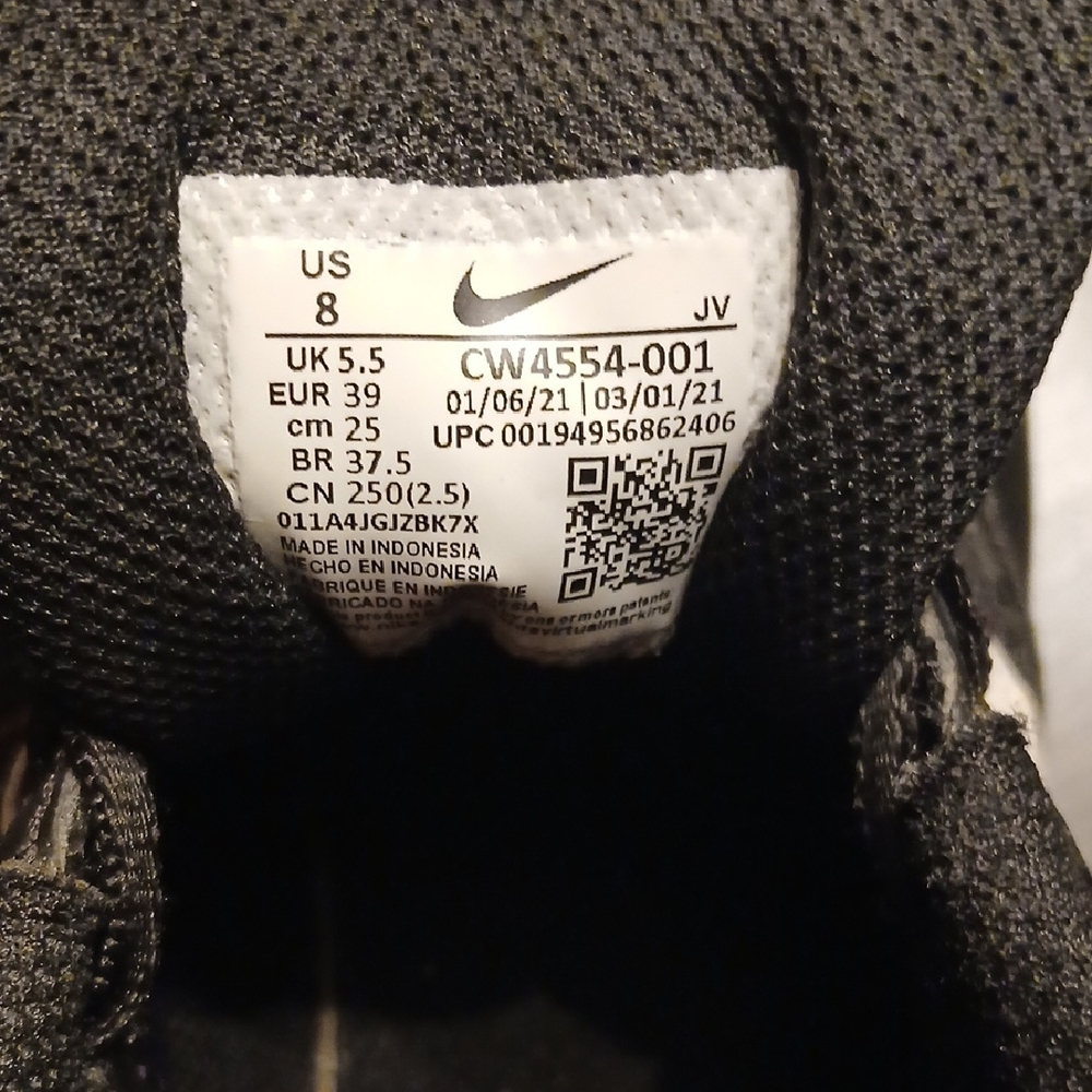 Nike Womens Black and White Athletic Sneakers - Picture 7 of 8